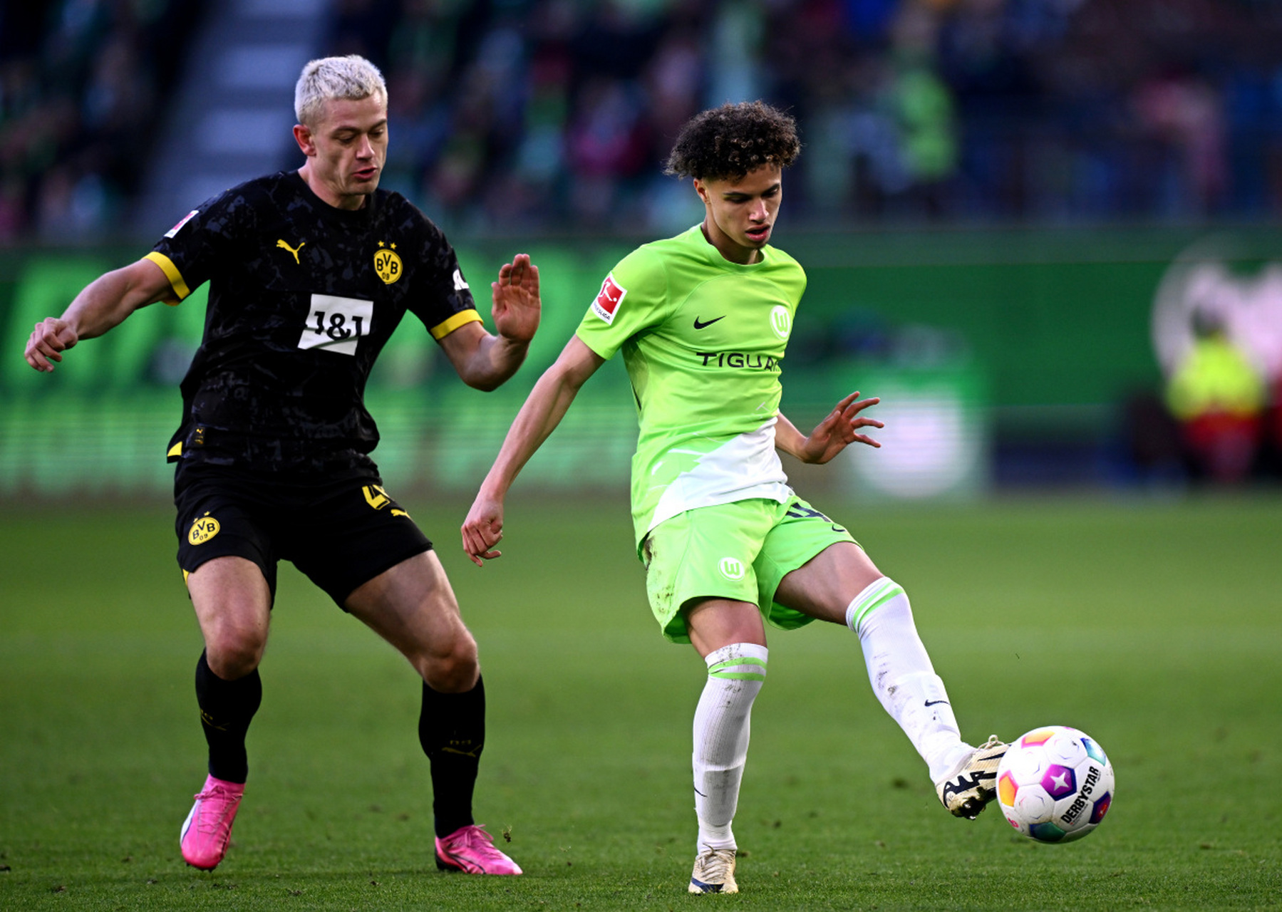 法兰克福球员展现出强大实力,轻松击败对手