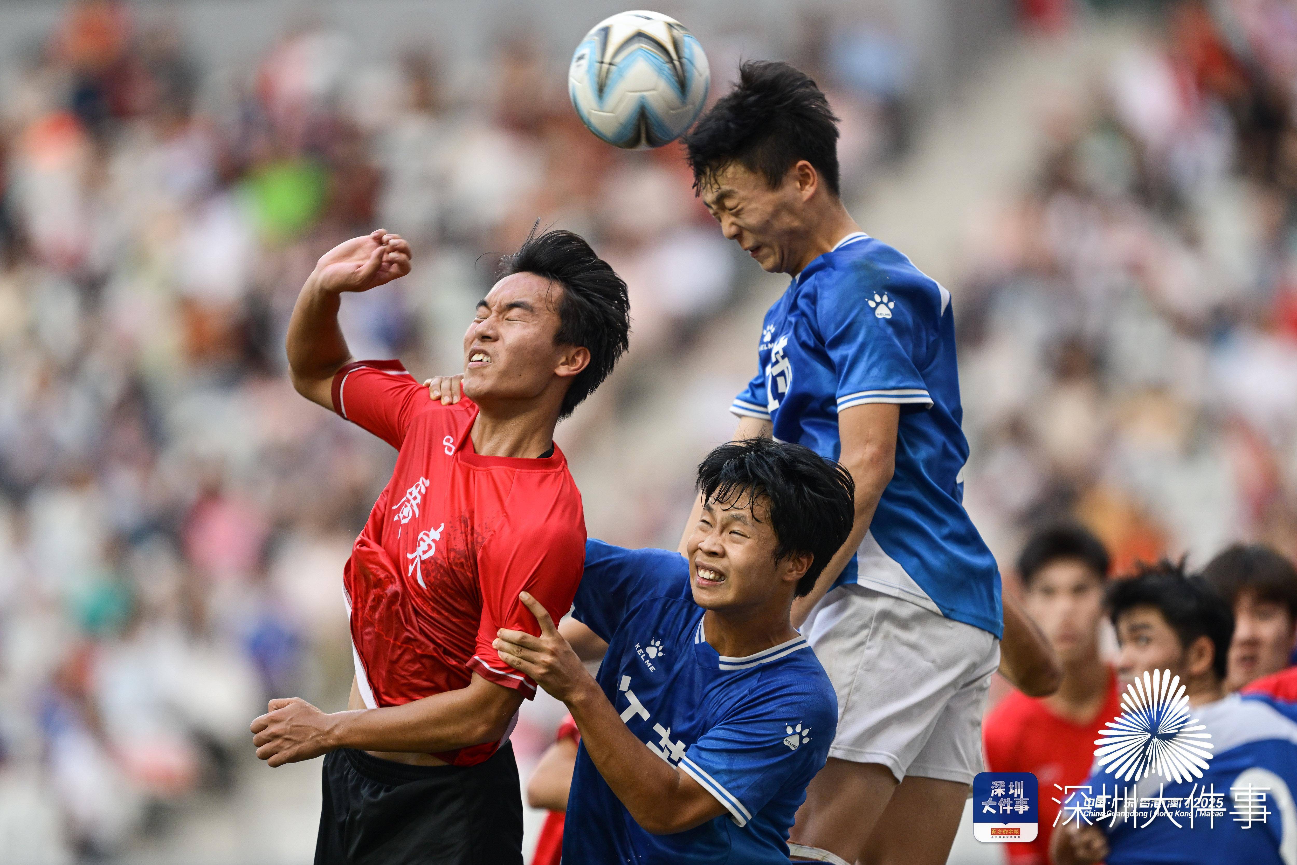 足球比赛中出现两次乌龙球,搞笑一幕引发笑声的视频 足球比赛中出现两次乌龙球,搞笑一幕引发笑声的视频